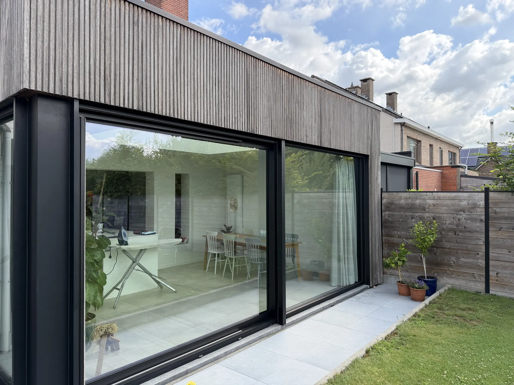 Helder gereinigde grote glaspartij bij een moderne woning