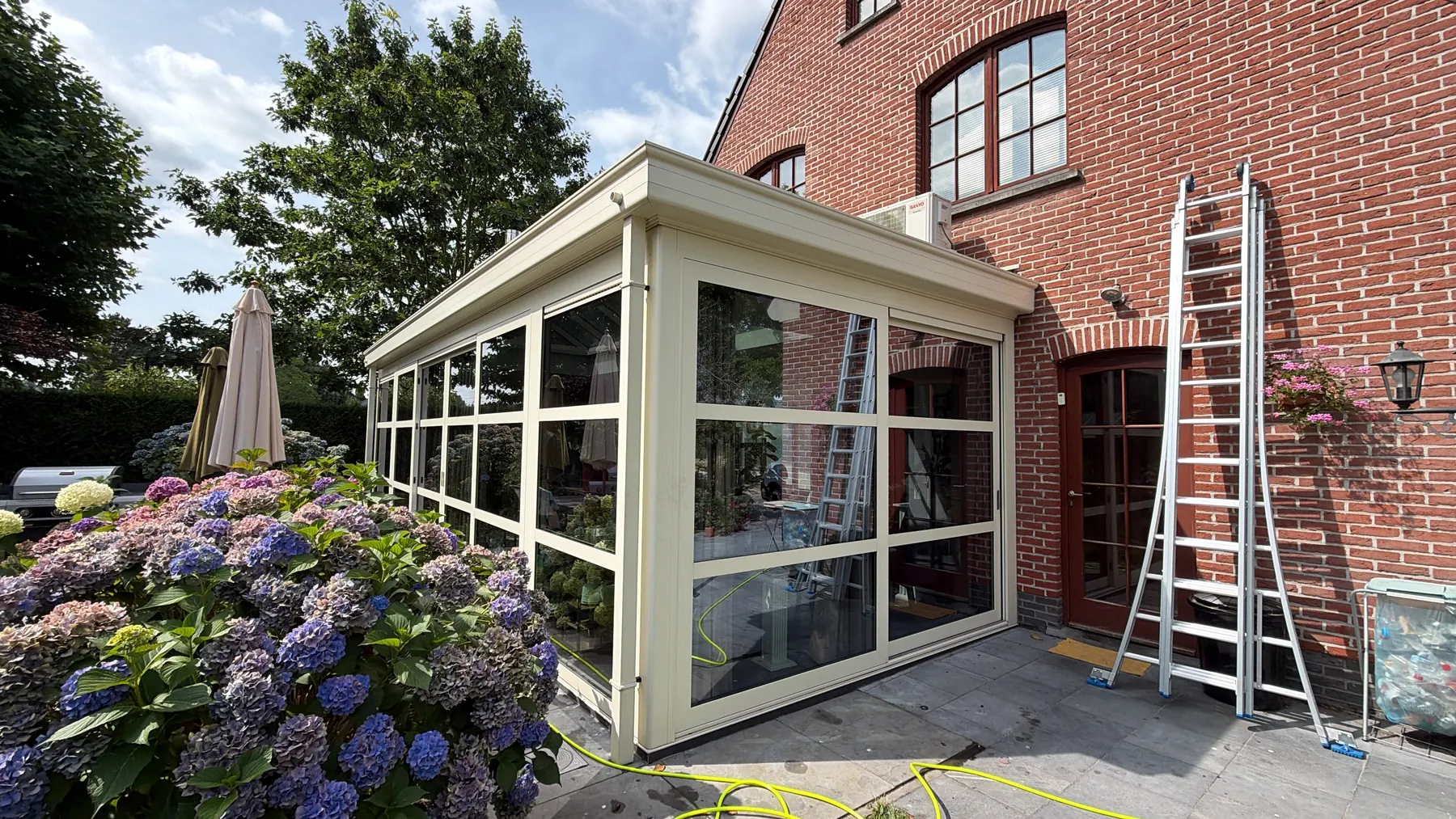 Gereinigde veranda met glazen dak