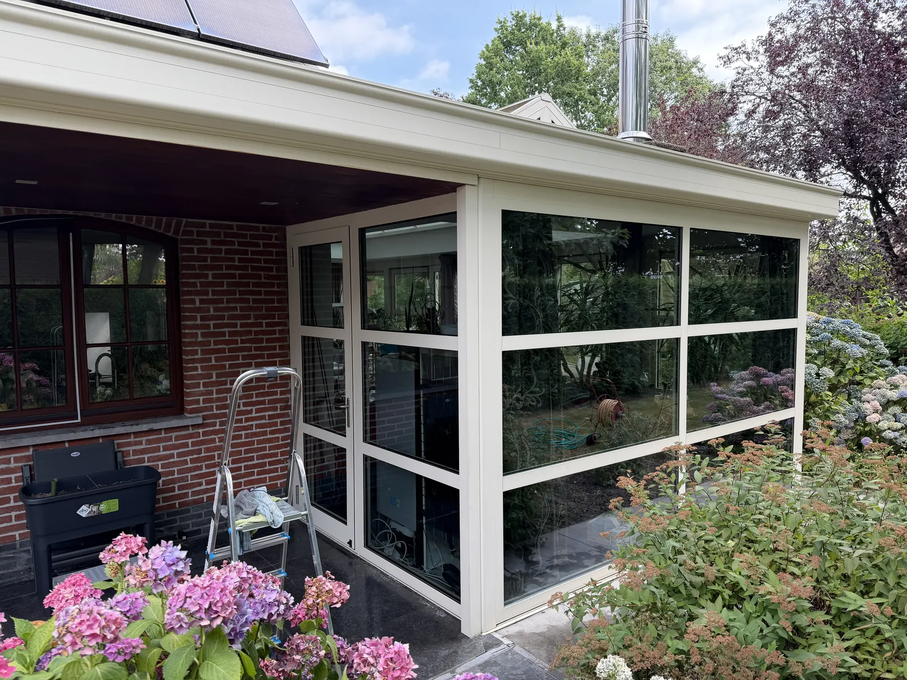 Gereinigde veranda met heldere glaspartijen