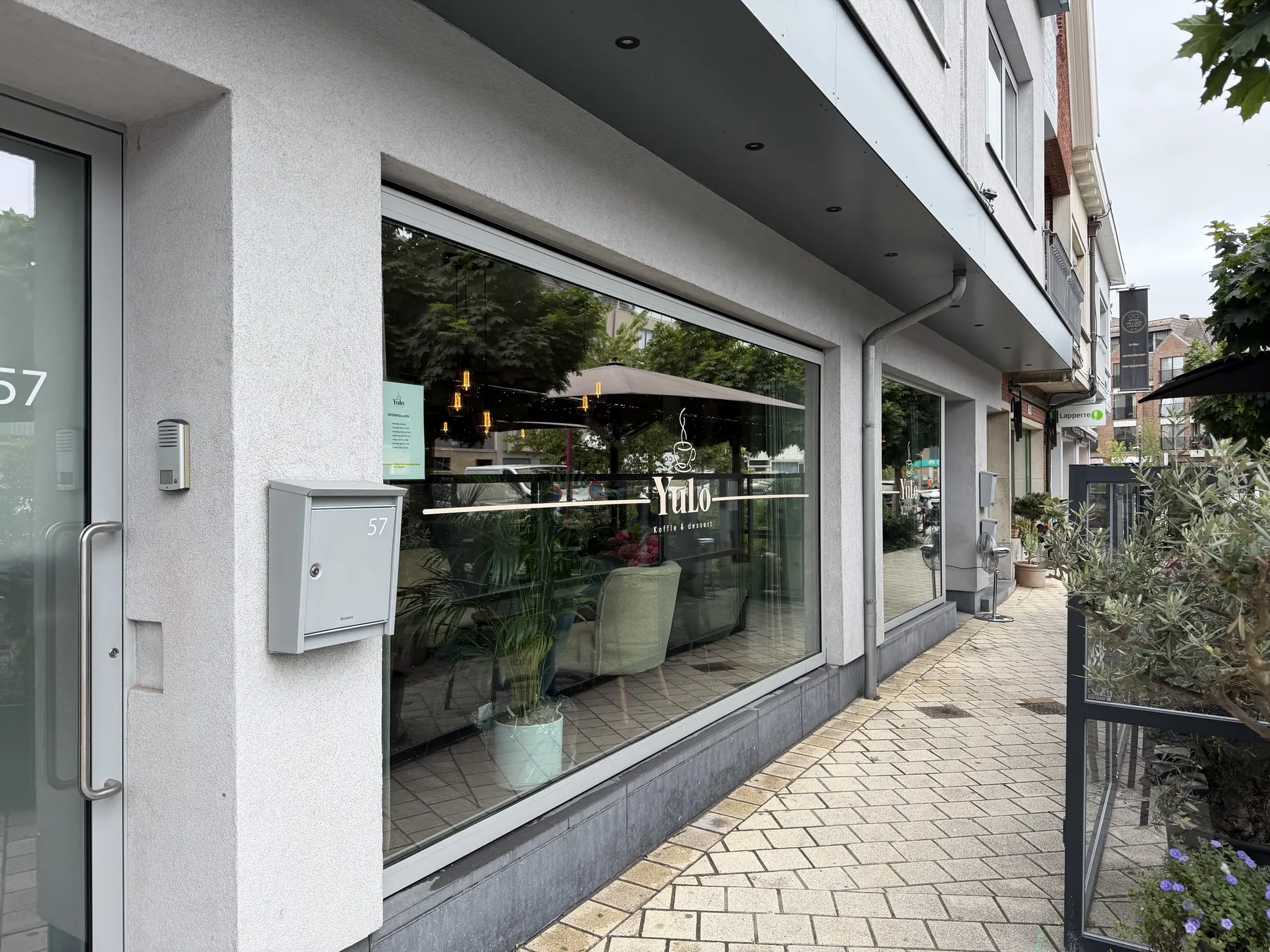 Professioneel gereinigde glaspartij bij een handelszaak