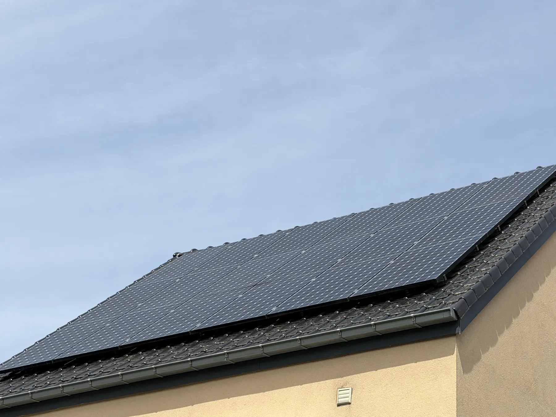 Gereinigde zonnepanelen op een woning